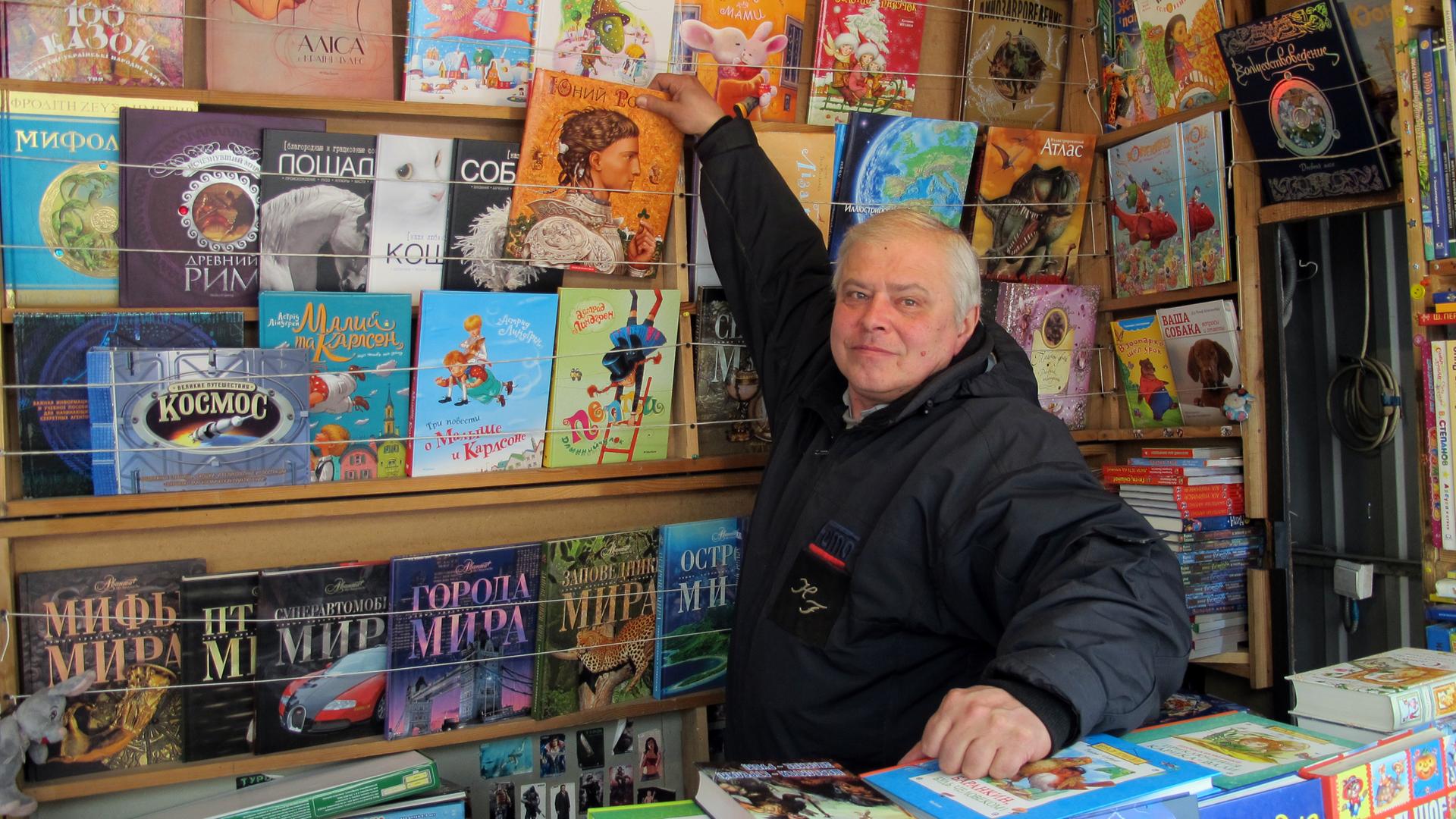 Ein Kioskbesitzer verkauft Kinderbücher in Kiew. Ein Kioskbesitzer verkauft Kinderbücher in Kiew.