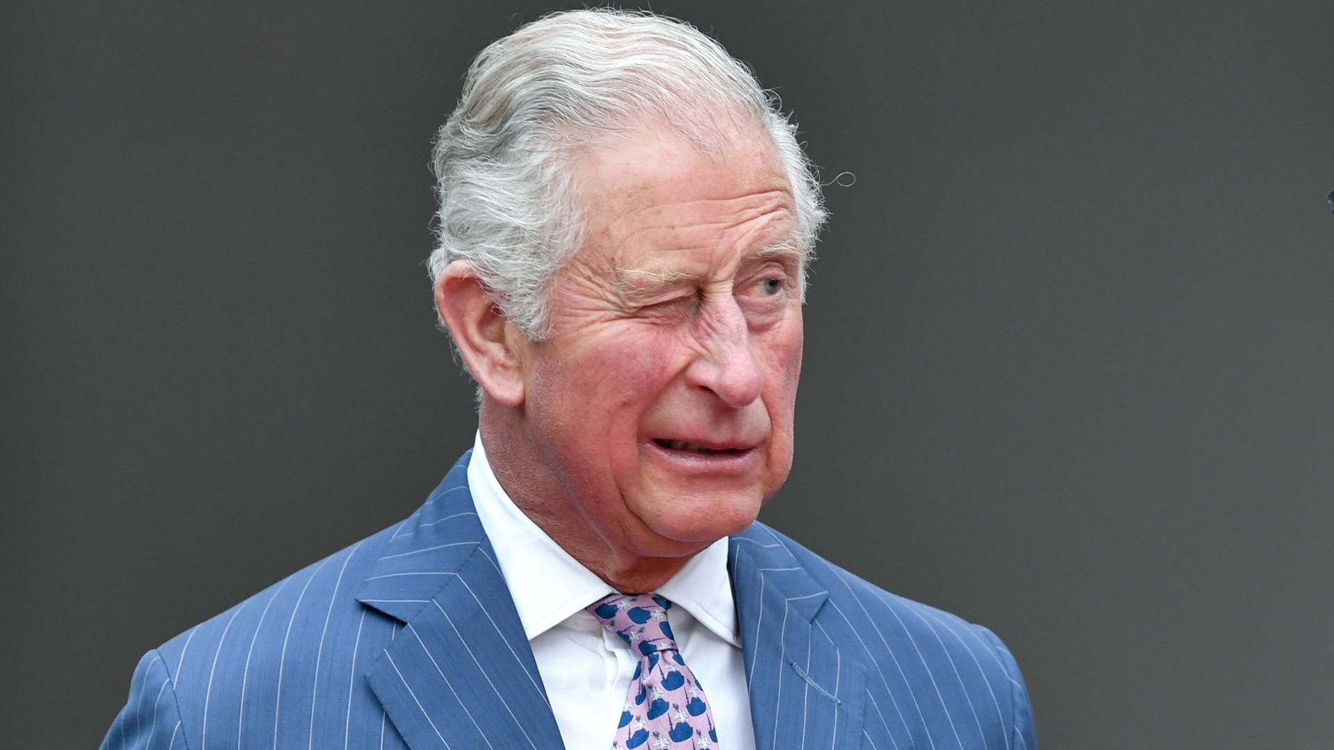 Der britische Prinz Charles zwinkert mit einem Auge. Der britische Prinz Charles zwinkert mit einem Auge.