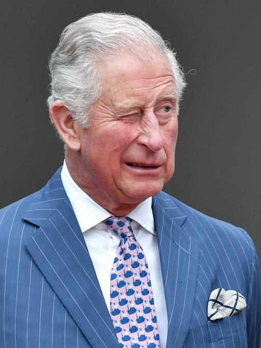 Der britische Prinz Charles zwinkert mit einem Auge.