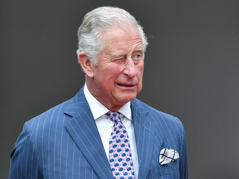 Der britische Prinz Charles zwinkert mit einem Auge.
