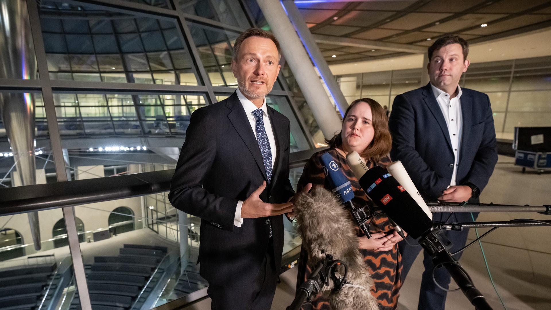 Die Parteichefs der Koalitionsparteien Lars Klingbeil (SPD, r-l) Ricarda Lang (Grüne) und Christian Lindner (FDP) sprechen im Bundestag nach dem Koalitionsausschuss. Die Parteichefs der Koalitionsparteien Lars Klingbeil (SPD, r-l) Ricarda Lang (Grüne) und Christian Lindner (FDP) sprechen im Bundestag nach dem Koalitionsausschuss.