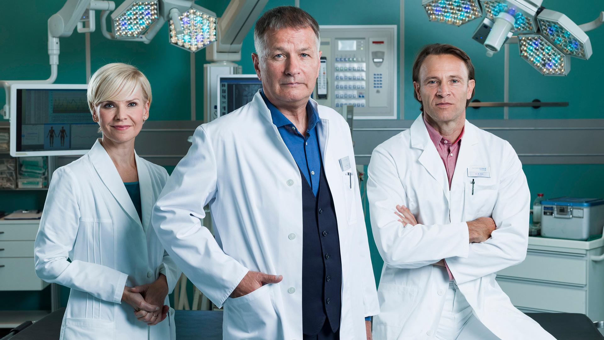 Porträt aus der Krankenhausserie "In aller Freundschaft". Von links: Dr. Kathrin Globisch (Andrea Kathrin Loewig), Dr. Roland Heilmann (Thomas Rühmann) und Dr. Martin Stein (Bernhard Bettermann) Porträt aus der Krankenhausserie "In aller Freundschaft". Von links: Dr. Kathrin Globisch (Andrea Kathrin Loewig), Dr. Roland Heilmann (Thomas Rühmann) und Dr. Martin Stein (Bernhard Bettermann)