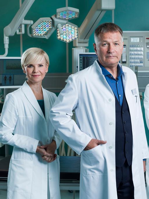 Porträt aus der Krankenhausserie "In aller Freundschaft". Von links: Dr. Kathrin Globisch (Andrea Kathrin Loewig), Dr. Roland Heilmann (Thomas Rühmann) und Dr. Martin Stein (Bernhard Bettermann)