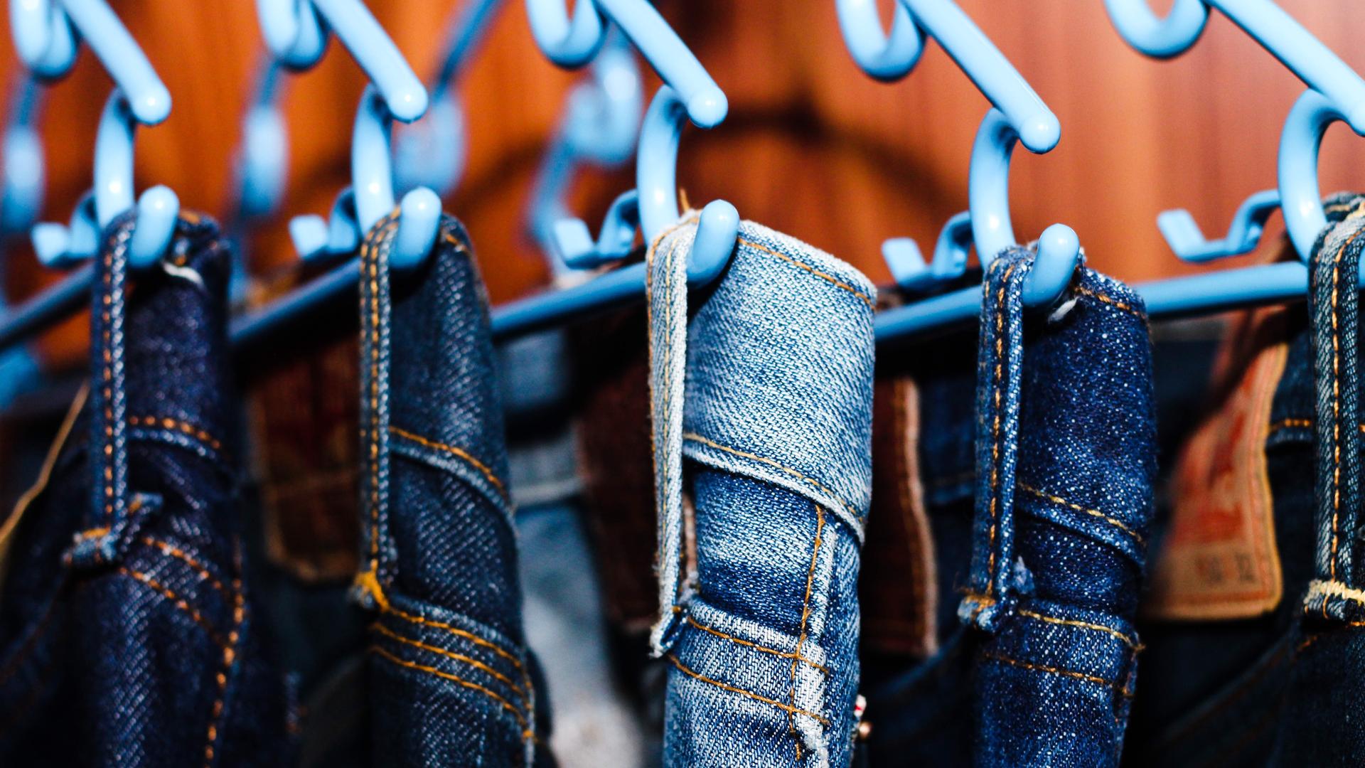 Eine Nahaufnahme von hängenden Jeanshosen Eine Nahaufnahme von hängenden Jeanshosen