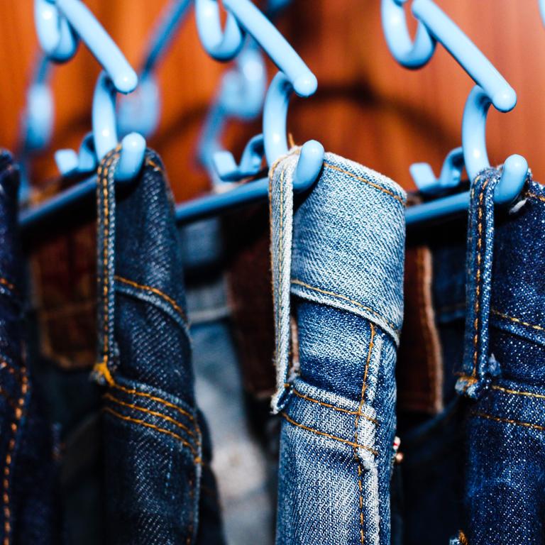 Eine Nahaufnahme von hängenden Jeanshosen Eine Nahaufnahme von hängenden Jeanshosen
