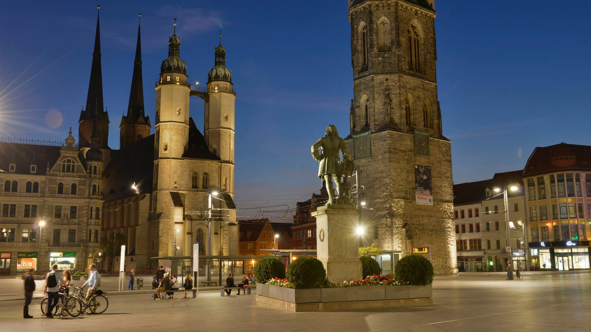 Marktkirche St. Marien in Halle an der Saale bei Nacht. Marktkirche St. Marien in Halle an der Saale bei Nacht.