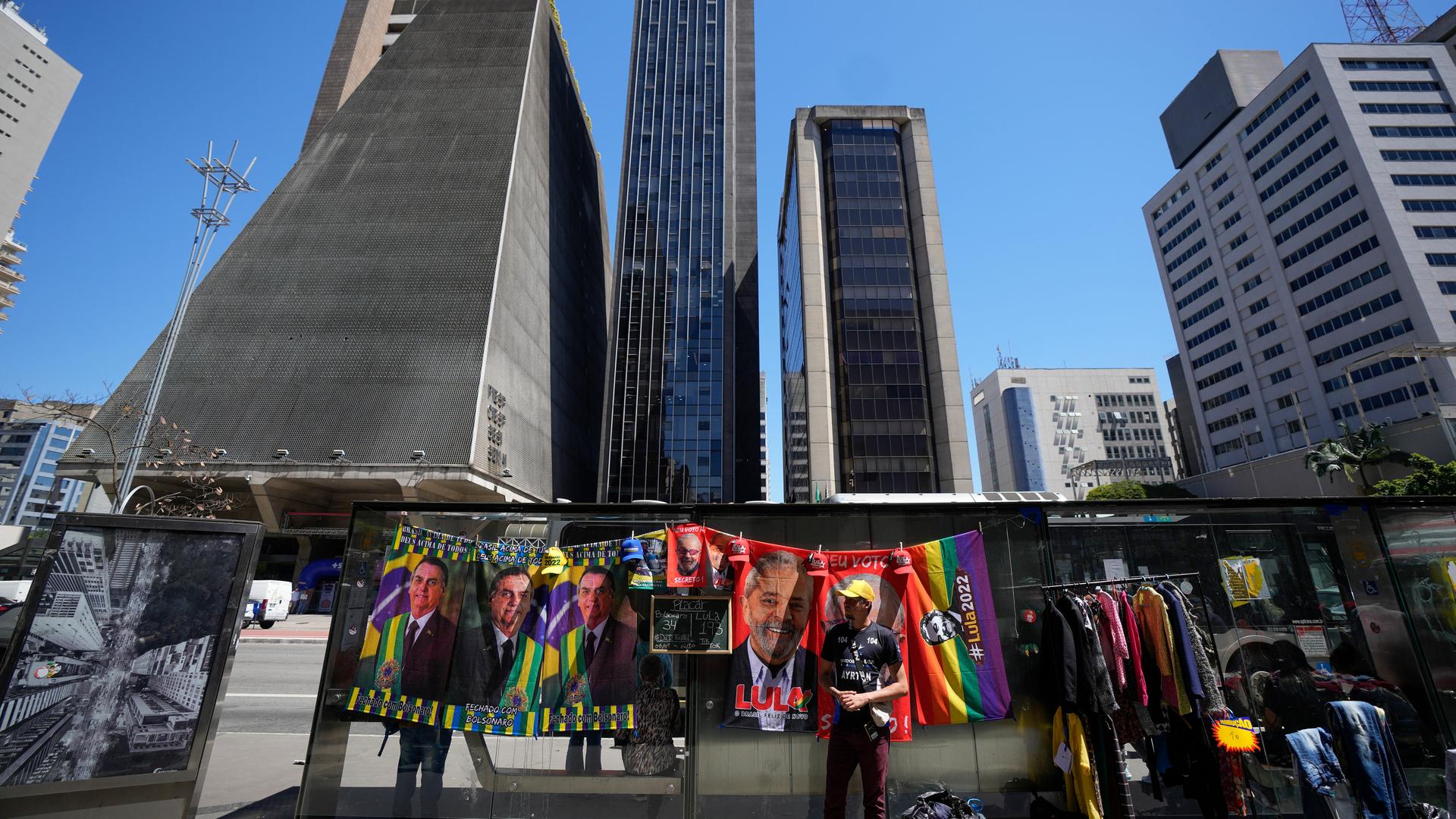 Strandtücher mit den Motiven des brasilianischen Präsidenten Jair Bolsonaro, links, und des ehemaligen Präsidenten Luiz Inacio Lula da Silva, die beide für die Wiederwahl kandidieren, hängen entlang der Avenida Paulista in Sao Paulo, Brasilien, zum Verkauf. Strandtücher mit den Motiven des brasilianischen Präsidenten Jair Bolsonaro, links, und des ehemaligen Präsidenten Luiz Inacio Lula da Silva, die beide für die Wiederwahl kandidieren, hängen entlang der Avenida Paulista in Sao Paulo, Brasilien, zum Verkauf.