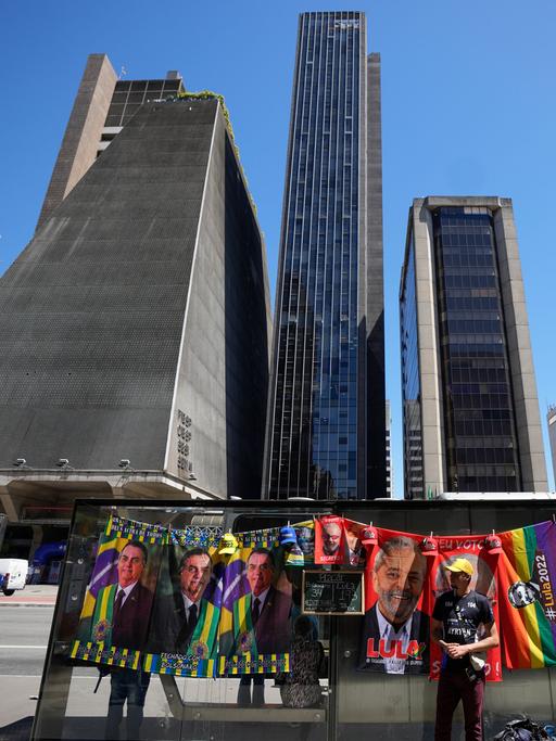 Strandtücher mit den Motiven des brasilianischen Präsidenten Jair Bolsonaro, links, und des ehemaligen Präsidenten Luiz Inacio Lula da Silva, die beide für die Wiederwahl kandidieren, hängen entlang der Avenida Paulista in Sao Paulo, Brasilien, zum Verkauf.