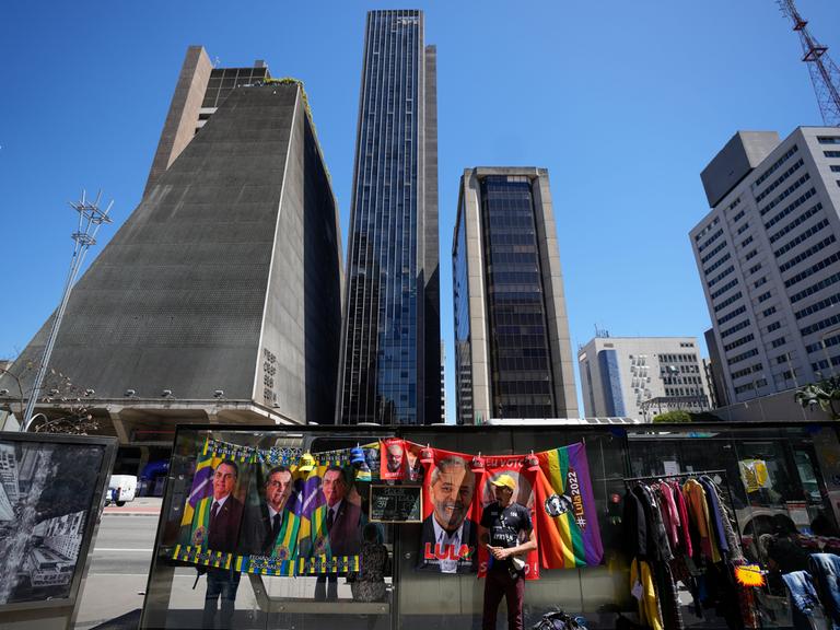 Strandtücher mit den Motiven des brasilianischen Präsidenten Jair Bolsonaro, links, und des ehemaligen Präsidenten Luiz Inacio Lula da Silva, die beide für die Wiederwahl kandidieren, hängen entlang der Avenida Paulista in Sao Paulo, Brasilien, zum Verkauf.