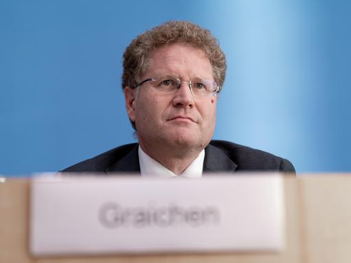 Patrick Graichen im Portrait bei der Bundespressekonferenz 
