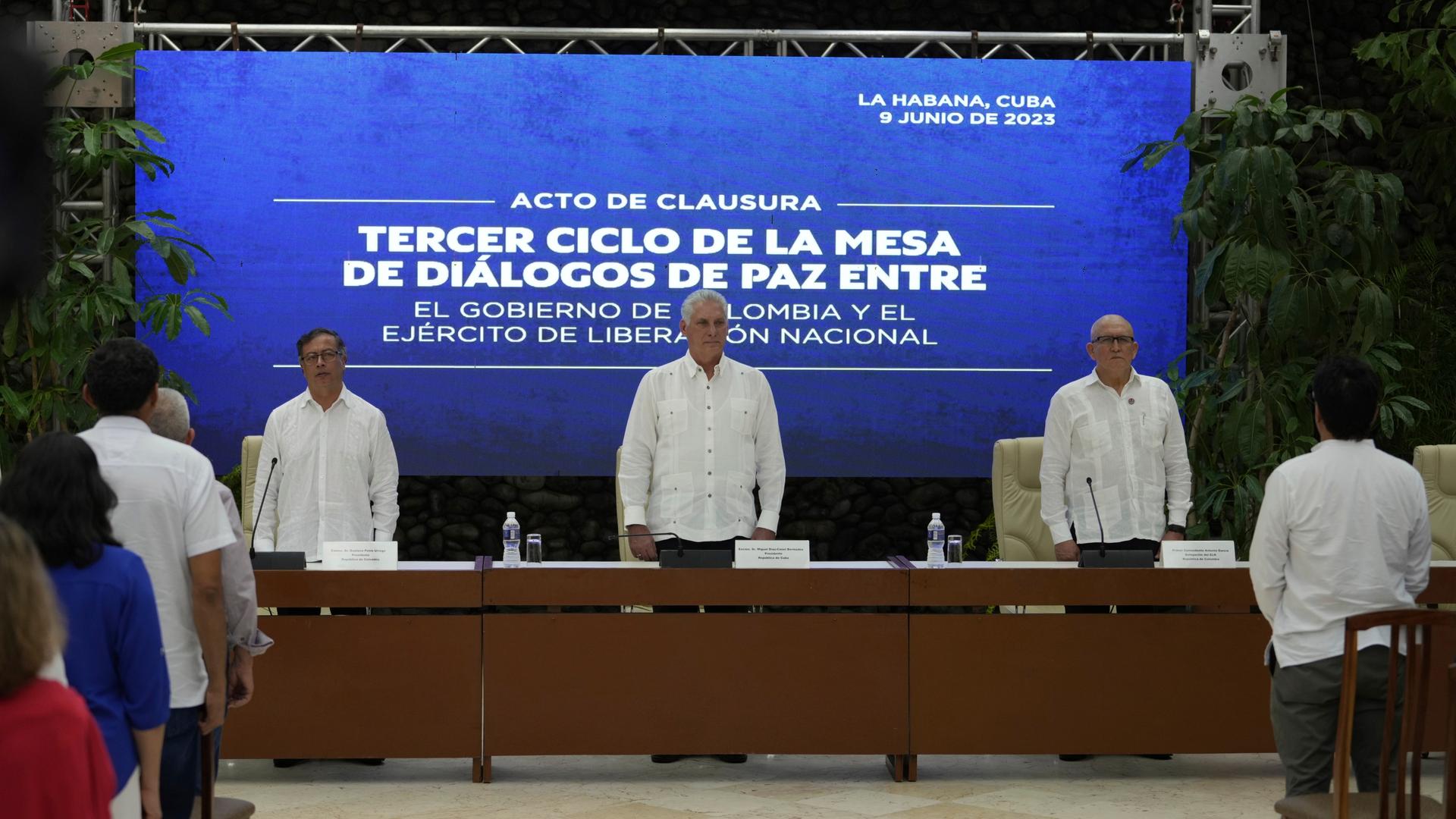 Der kubanische Präsident Diaz-Canel (Mitte) steht bei einer Pressekonferenz nach den Friedensverhandlungen zwischen dem ELN-Anführer Garcia (rechts) und dem kolumbianischen Präsidenten Petro (links).