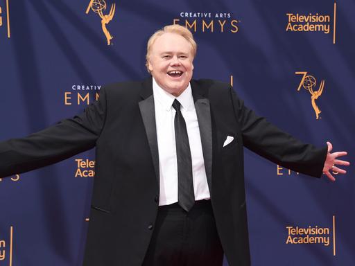 Louie Anderson bei der Emmy-Verleihung, lachend im Smoking