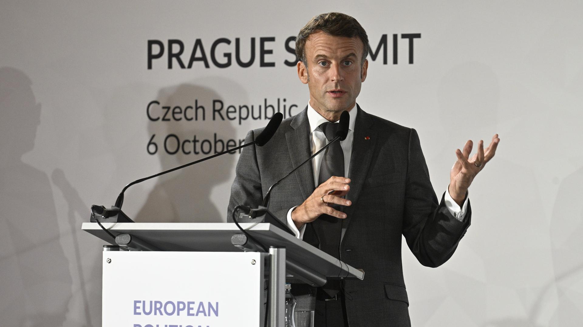 Frankreichs Staatspräsident Emmanuel Macron während der Pressekonferenz am Ende des Gründungstreffens der Europäischen Politischen Gemeinschaft in Prag am 6. Oktober 2022 Frankreichs Staatspräsident Emmanuel Macron während der Pressekonferenz am Ende des Gründungstreffens der Europäischen Politischen Gemeinschaft in Prag am 6. Oktober 2022