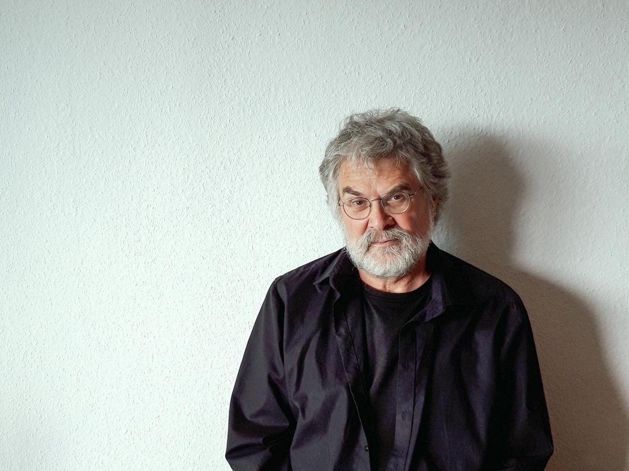 Porträt des Autoren Hans-Dieter Schütt, 2023. Porträt des Autoren Hans-Dieter Schütt, 2023.
