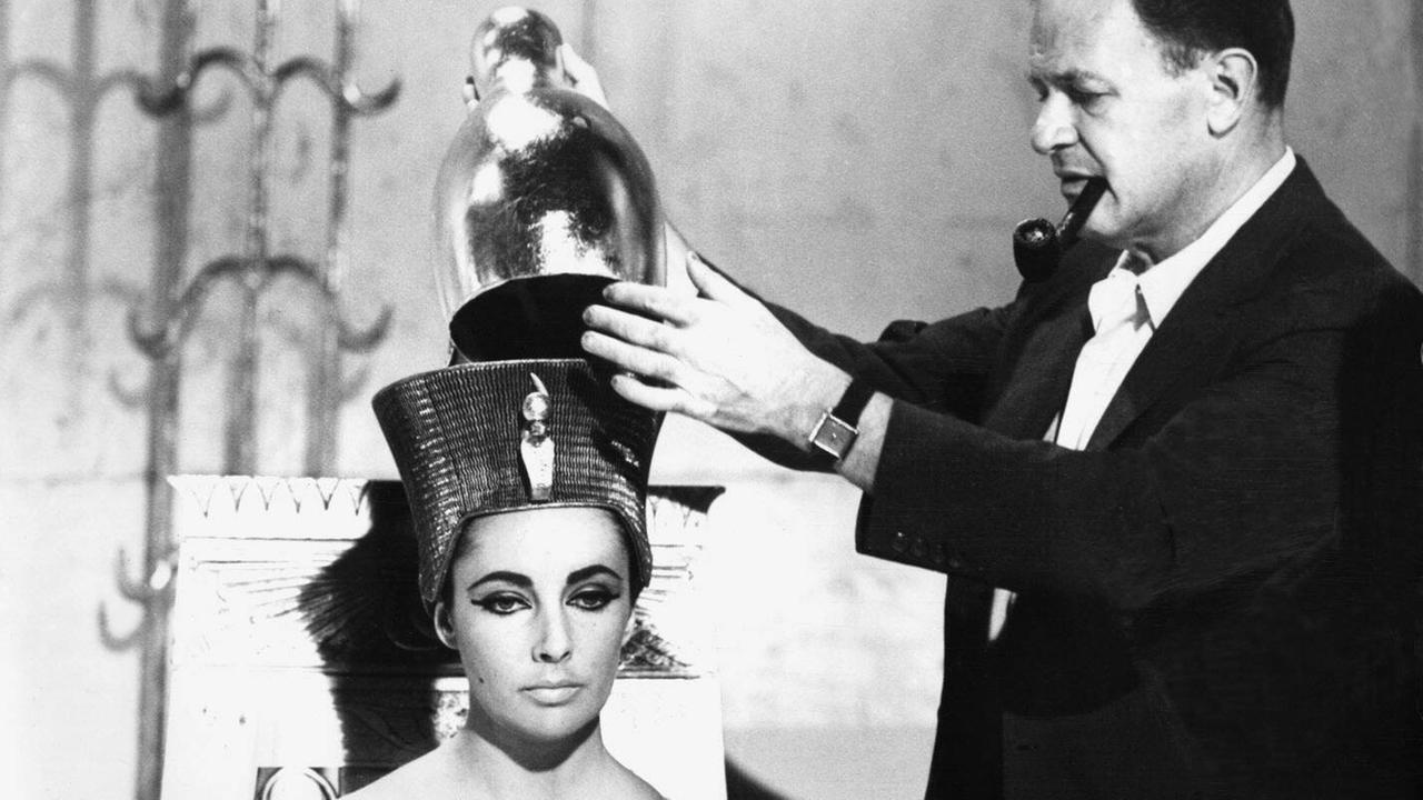 Regisseur Joseph L Mankiewicz und Elizabeth Taylor, 1963 am Set des Monumentalfilms "" Kleopatra." Regisseur Joseph L Mankiewicz und Elizabeth Taylor, 1963 am Set des Monumentalfilms "" Kleopatra."