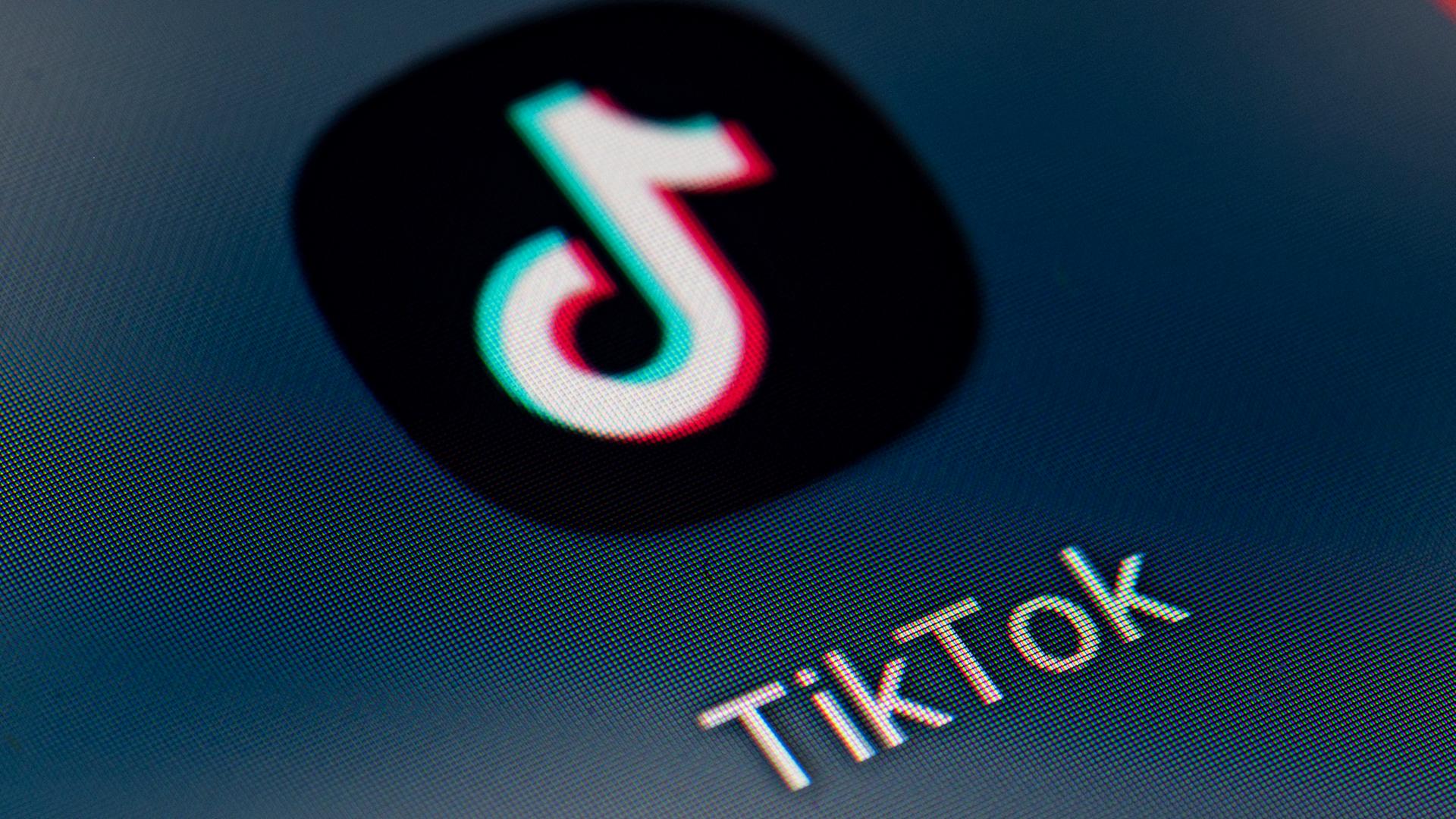 Sullo schermo dello smartphone, puoi vedere l'icona dell'applicazione TikTok.