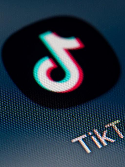 Auf dem Bildschirm eines Smartphones sieht man das Icon der App TikTok.
