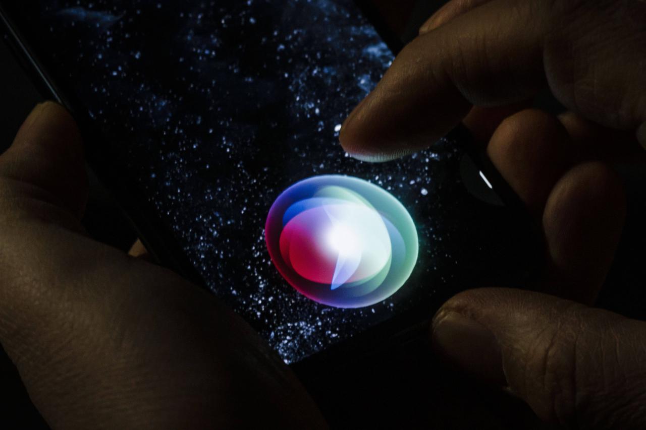 Das Logo der Spracherkennungssoftware Siri (Speech Interpretation and Recognition Interface) wird auf einem Smartphone angezeigt. Das Logo der Spracherkennungssoftware Siri (Speech Interpretation and Recognition Interface) wird auf einem Smartphone angezeigt.