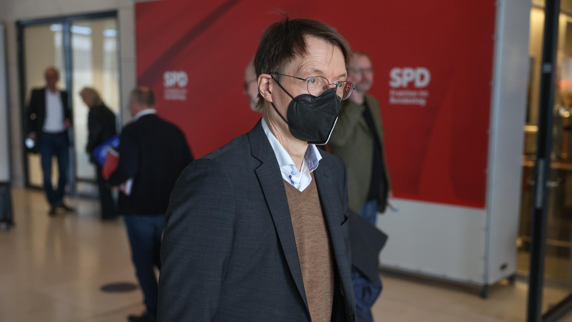Bundesgesundheitsminister Karl Lauterbach (SPD) geht mit Maske durch den Raum Bundesgesundheitsminister Karl Lauterbach (SPD) geht mit Maske durch den Raum