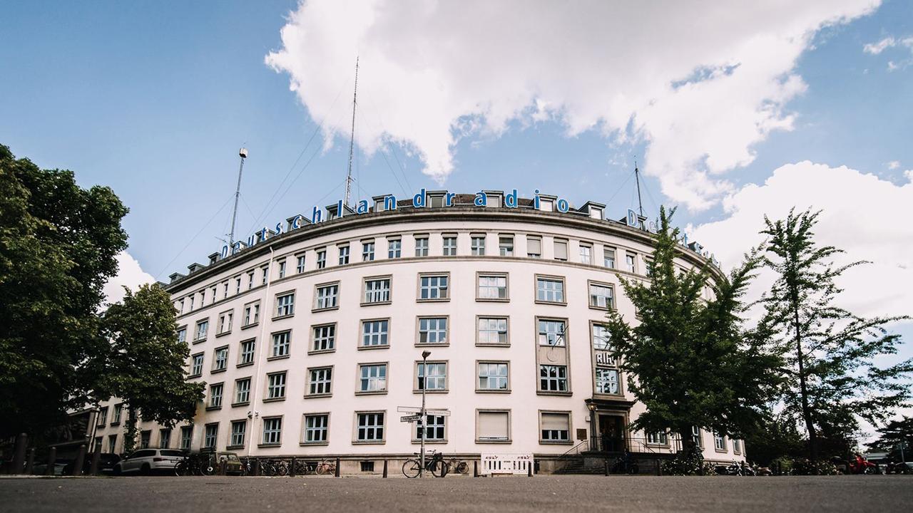 Frontansicht des Deutschlandradio-Funkhauses in Berlin am Hans-Rosenthal-Platz. Frontansicht des Deutschlandradio-Funkhauses in Berlin am Hans-Rosenthal-Platz.