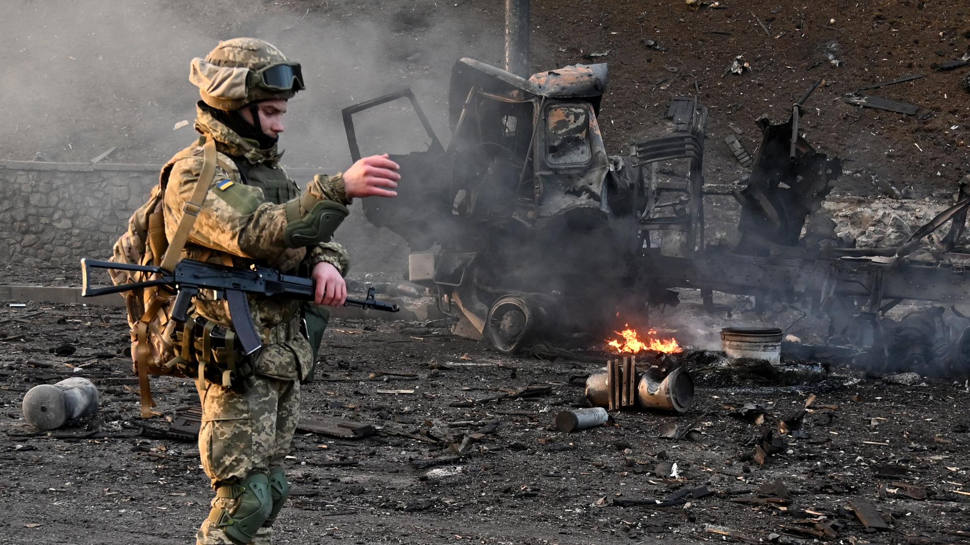 Ein ukrainischer Soldat vor Trümmern in der Hauptstadt Kiew Ein ukrainischer Soldat vor Trümmern in der Hauptstadt Kiew
