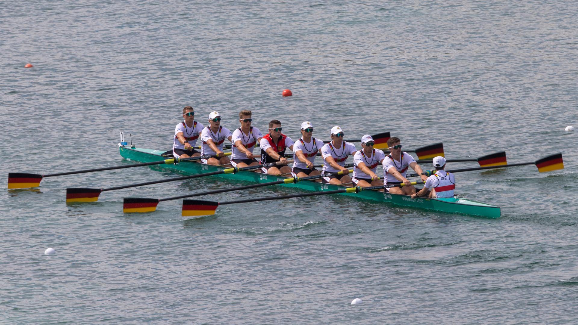 Der Deutschlandachter in lockerer Fahrt. Der Deutschlandachter in lockerer Fahrt.