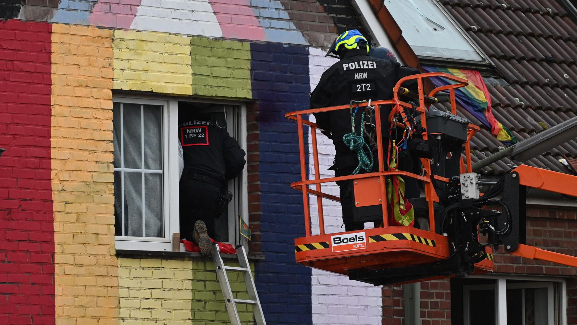 Nordrhein-Westfalen, Erkelenz: Polizisten betreten ein von Aktivisten besetztes Haus am zweiten Tag der Räumung im von Klimaaktivisten besetzten Braunkohleort Lützerath. Nordrhein-Westfalen, Erkelenz: Polizisten betreten ein von Aktivisten besetztes Haus am zweiten Tag der Räumung im von Klimaaktivisten besetzten Braunkohleort Lützerath.