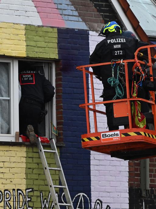 Nordrhein-Westfalen, Erkelenz: Polizisten betreten ein von Aktivisten besetztes Haus am zweiten Tag der Räumung im von Klimaaktivisten besetzten Braunkohleort Lützerath.