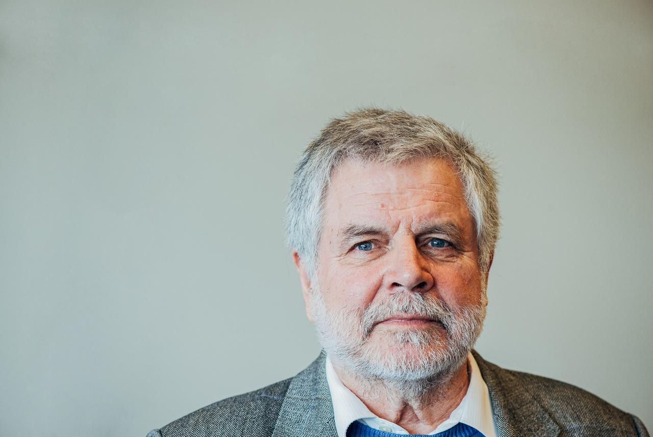 Kopfporträt von Frank Nonnenmacher. Kopfporträt von Frank Nonnenmacher.
