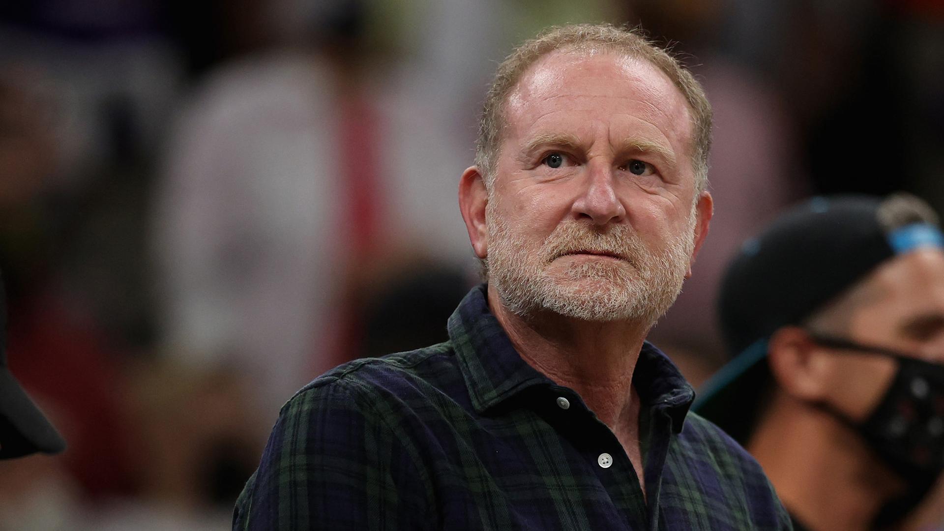 Robert Sarver, Besitzer der Basketball-Klubs Phoenix Suns und Phoenix Mercury, bei einem Spiel der WNBA im October 2021 Robert Sarver, Besitzer der Basketball-Klubs Phoenix Suns und Phoenix Mercury, bei einem Spiel der WNBA im October 2021