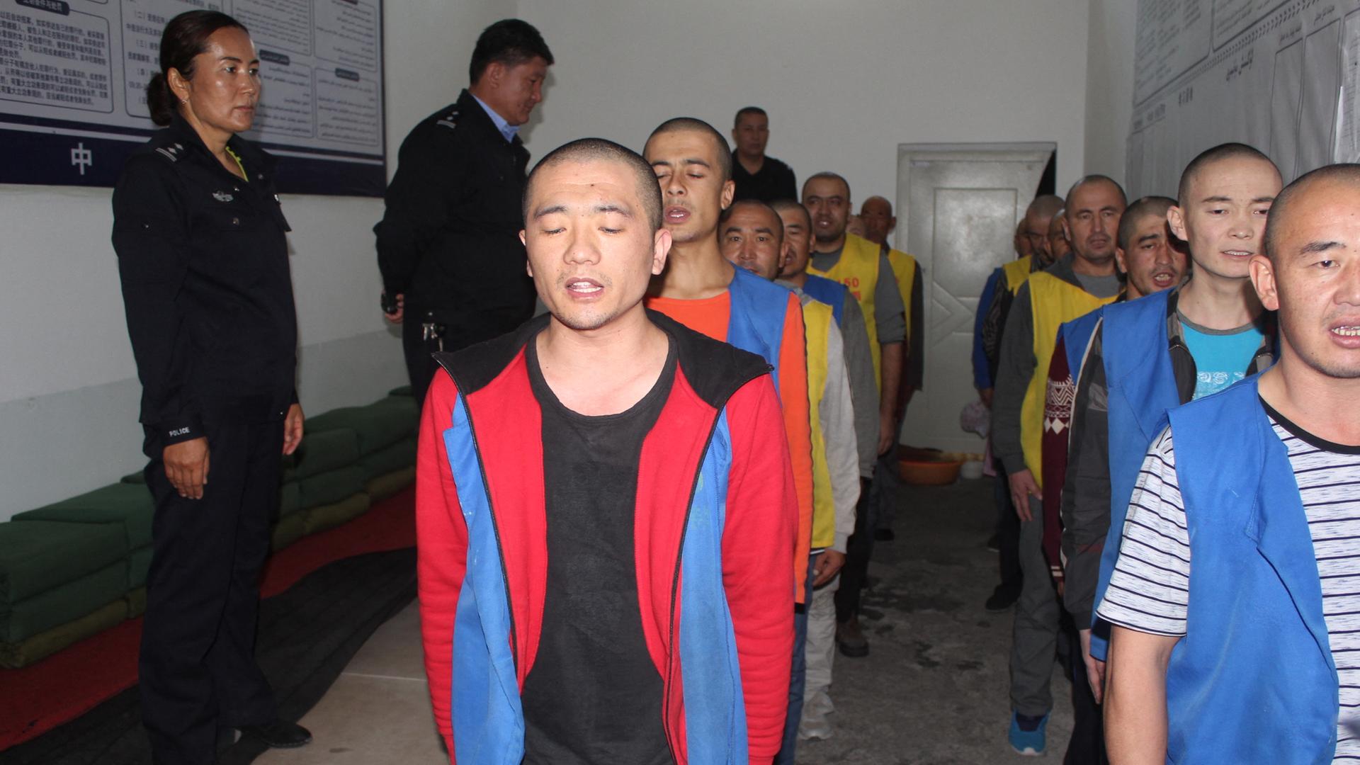 Ein Datenleck bei Polizei- und Behördenfotos zeigt Hunderte Fotos von Umerziehungslagern in Chinas Provinz Xinjiang. Dort werden Angehörige der Minderheit der Uiguren festgehalten und gefoltert. Die vorliegende Aufnahme wurde am 24. Mai 2022 veröffentlicht. Ein Datenleck bei Polizei- und Behördenfotos zeigt Hunderte Fotos von Umerziehungslagern in Chinas Provinz Xinjiang. Dort werden Angehörige der Minderheit der Uiguren festgehalten und gefoltert. Die vorliegende Aufnahme wurde am 24. Mai 2022 veröffentlicht.