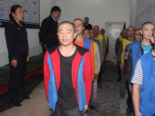 Ein Datenleck bei Polizei- und Behördenfotos zeigt Hunderte Fotos von Umerziehungslagern in Chinas Provinz Xinjiang. Dort werden Angehörige der Minderheit der Uiguren festgehalten und gefoltert. Die vorliegende Aufnahme wurde am 24. Mai 2022 veröffentlicht.