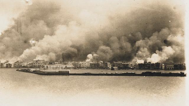Auf einer historischen Fotografie ist das Feuer in der Hafenstadt Smyrna (heute Izmir) im Jahr 1922 zu sehen