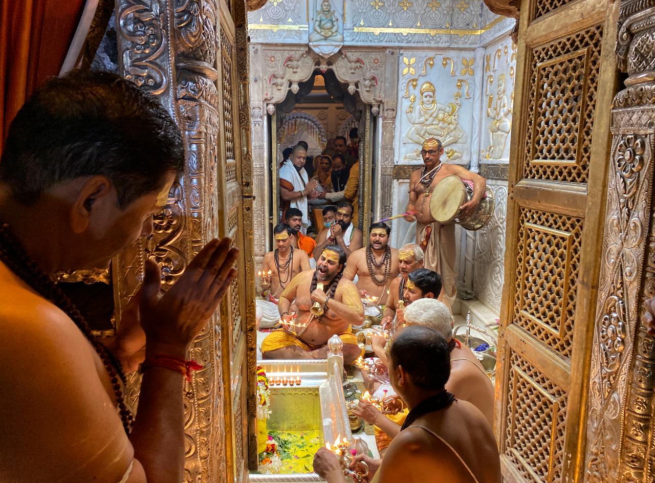 Hindupriester beten im golden verzierten Kashi Vishwanath Tempel in Varanasi.