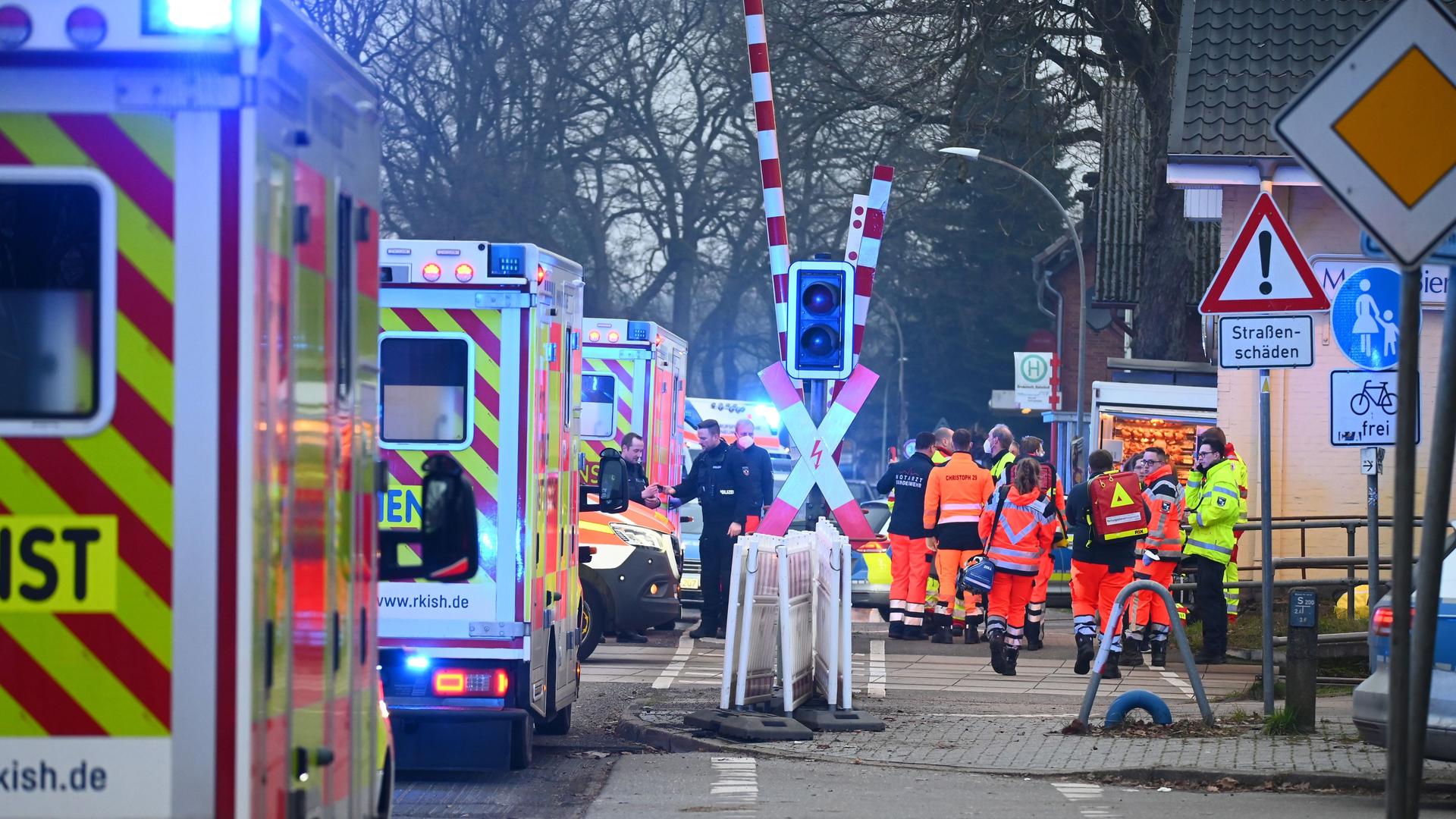 Schleswig-Holstein, Brokstedt: Einsatzkräfte der Polizei und Rettungsdienste sind an einem Bahnübergang in der Nähe von Bahnhof Brokstedt im Einsatz. Bei einer Messerattacke in einem Regionalzug von Kiel nach Hamburg sind mehrere Menschen verletzt worden. Schleswig-Holstein, Brokstedt: Einsatzkräfte der Polizei und Rettungsdienste sind an einem Bahnübergang in der Nähe von Bahnhof Brokstedt im Einsatz. Bei einer Messerattacke in einem Regionalzug von Kiel nach Hamburg sind mehrere Menschen verletzt worden.