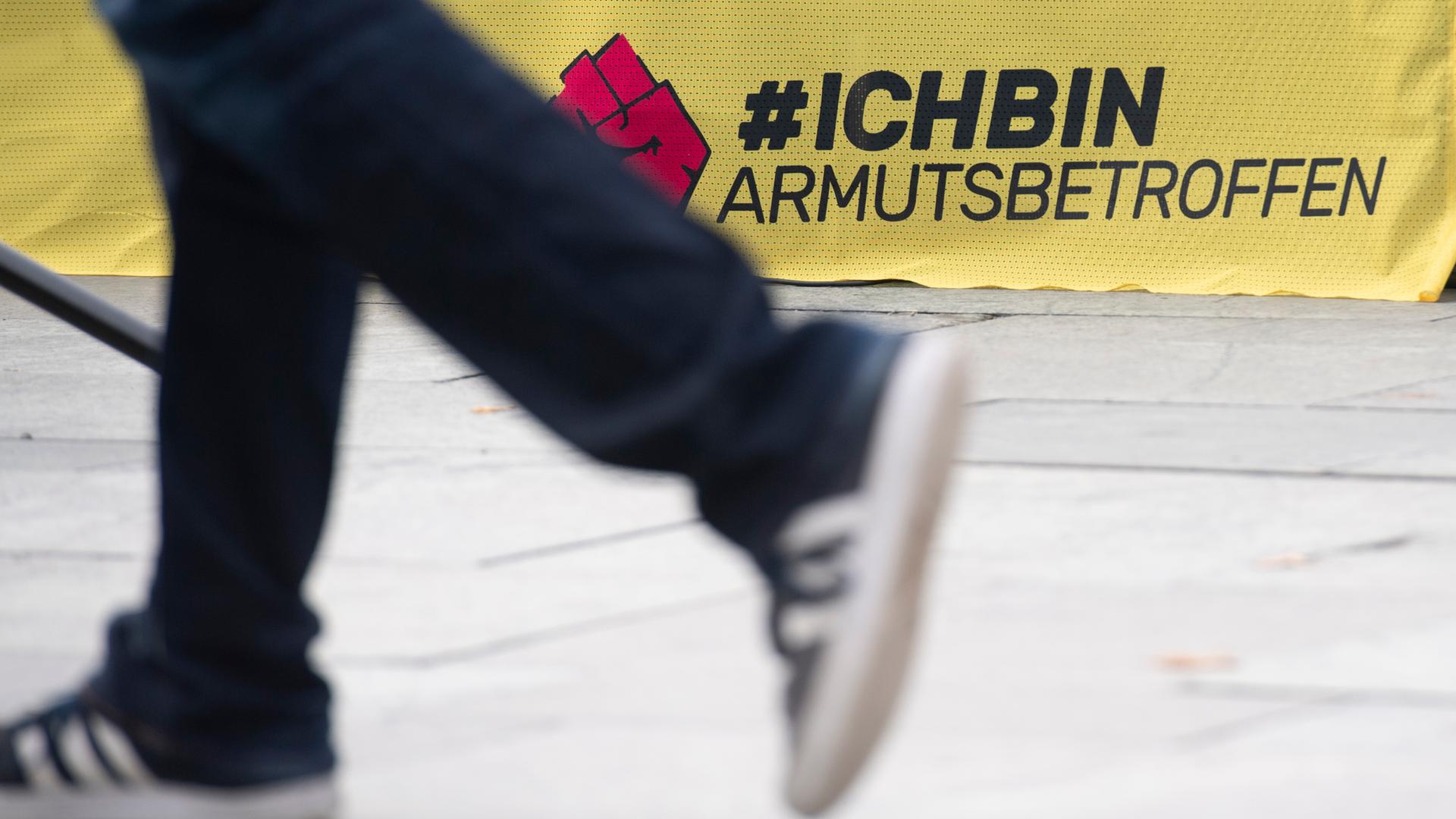 #ichbinarmutsbetroffen steht bei der Kundgebung der Initiative am Bundeskanzleramt auf einem Transparent. #IchBinArmutsbetroffen ist ein Hashtag, der seit Mai 2022 im sozialen Netzwerk Twitter verbreitet wird. Betroffene von Armut berichten dabei über ihre Erfahrungen und Probleme.