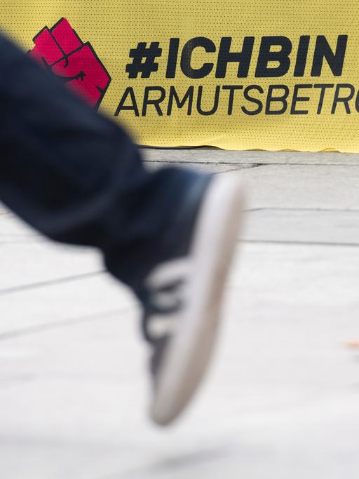 #ichbinarmutsbetroffen steht bei der Kundgebung der Initiative am Bundeskanzleramt auf einem Transparent. #IchBinArmutsbetroffen ist ein Hashtag, der seit Mai 2022 im sozialen Netzwerk Twitter verbreitet wird. Betroffene von Armut berichten dabei über ihre Erfahrungen und Probleme.