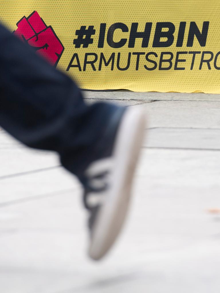 #ichbinarmutsbetroffen steht bei der Kundgebung der Initiative am Bundeskanzleramt auf einem Transparent. #IchBinArmutsbetroffen ist ein Hashtag, der seit Mai 2022 im sozialen Netzwerk Twitter verbreitet wird. Betroffene von Armut berichten dabei über ihre Erfahrungen und Probleme.