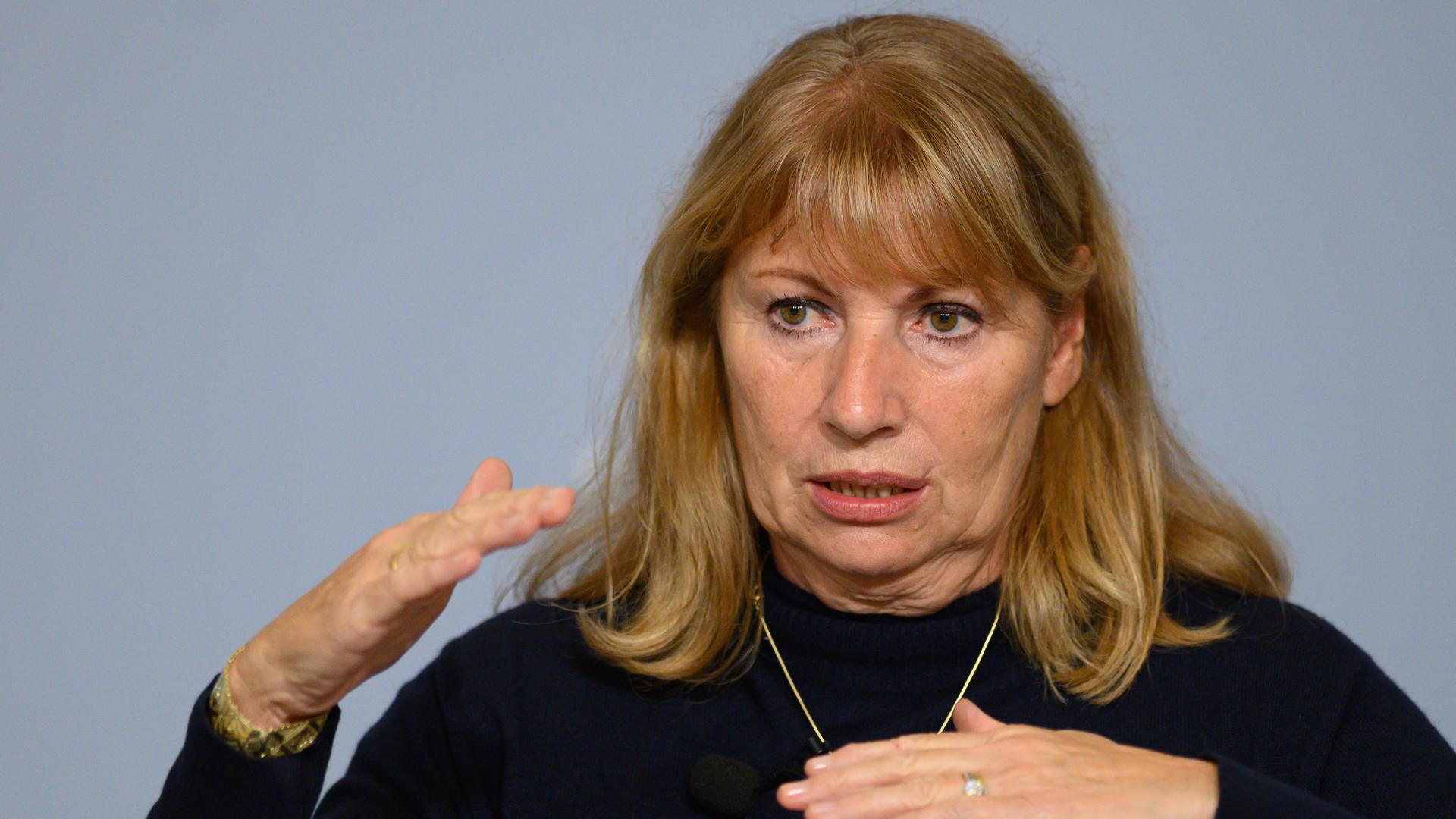 Petra Köpping (SPD), Sozialministerin von Sachsen, gestikuliert während der Kabinettspressekonferenz in der Sächsischen Staatskanzlei auf dem Podium. Petra Köpping (SPD), Sozialministerin von Sachsen, gestikuliert während der Kabinettspressekonferenz in der Sächsischen Staatskanzlei auf dem Podium.