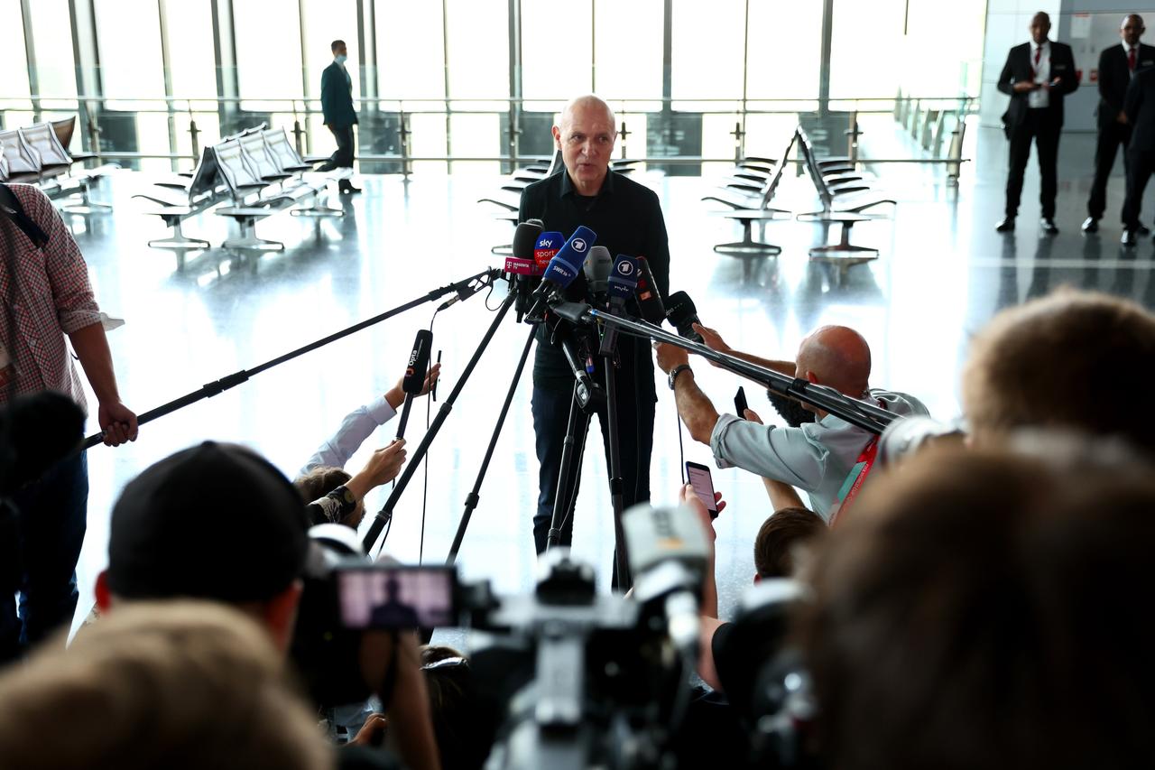 DFB-Präsident Bernd Neuendorf gibt am Flughafen in Doha ein Statement. DFB-Präsident Bernd Neuendorf gibt am Flughafen in Doha ein Statement.