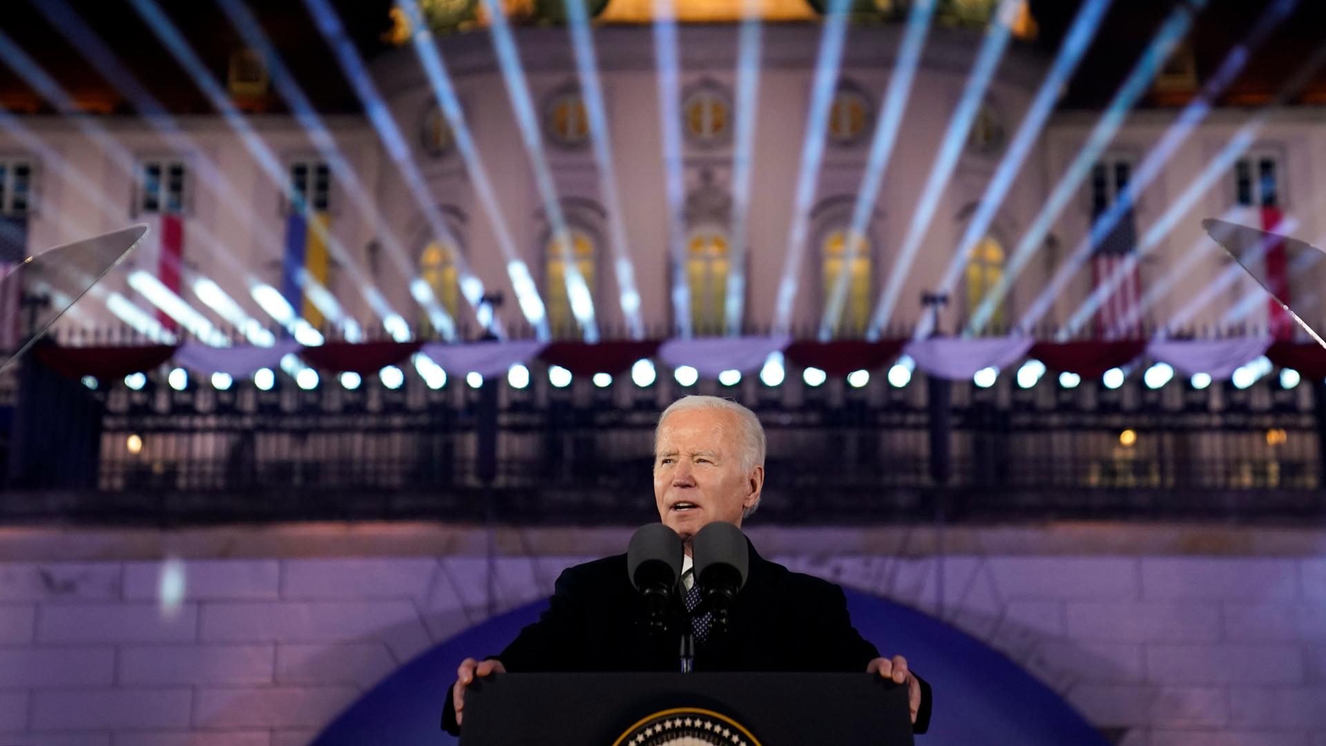 US-Präsident Biden bei einer Rede vor dem Warschauer Königsschloss in Polen. (AP Photo/ Evan Vucci) US-Präsident Biden bei einer Rede vor dem Warschauer Königsschloss in Polen. (AP Photo/ Evan Vucci)