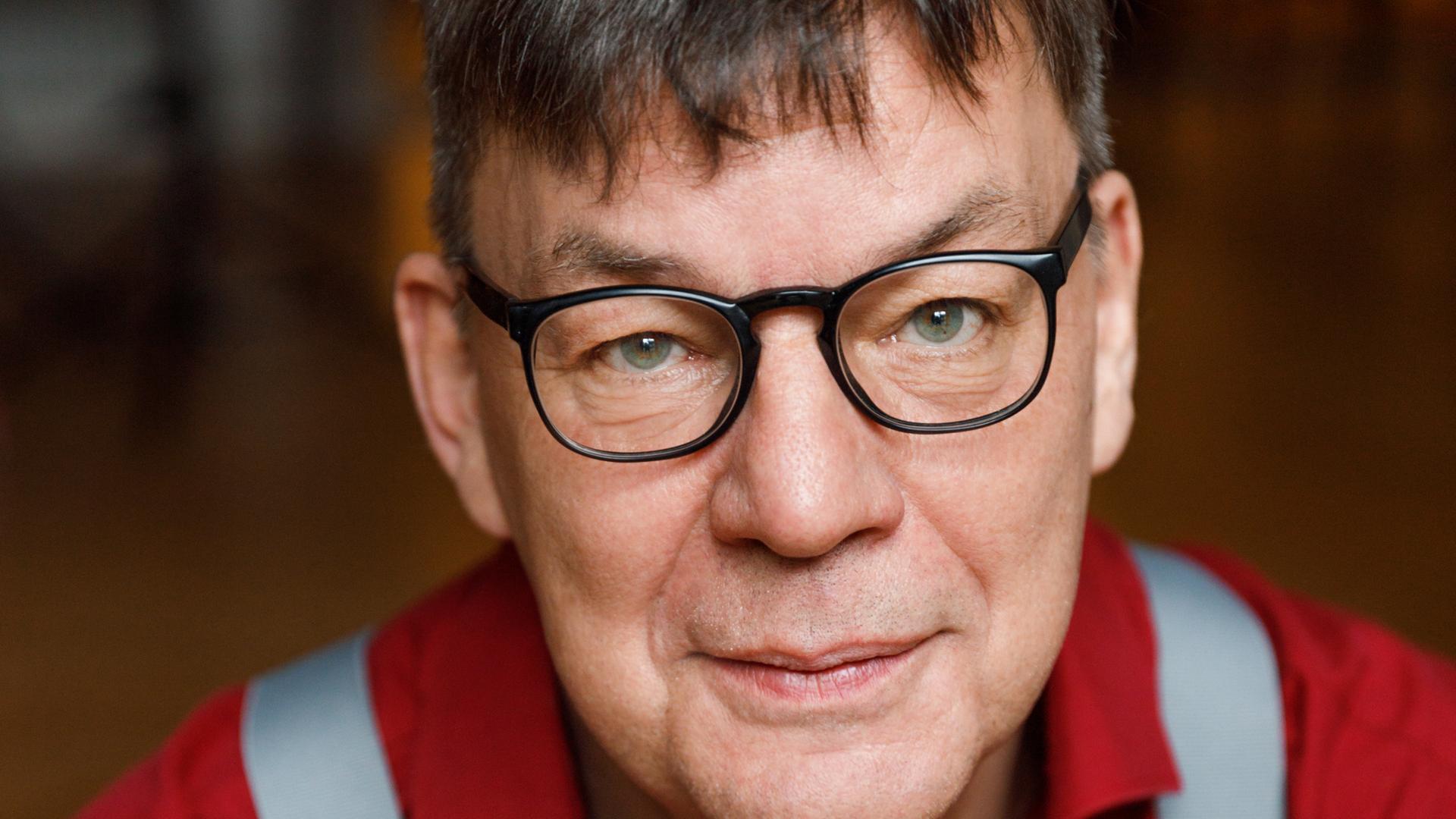 Jörg Heidemann trägt eine schwarze Brille und blickt direkt in die Kamera Jörg Heidemann trägt eine schwarze Brille und blickt direkt in die Kamera