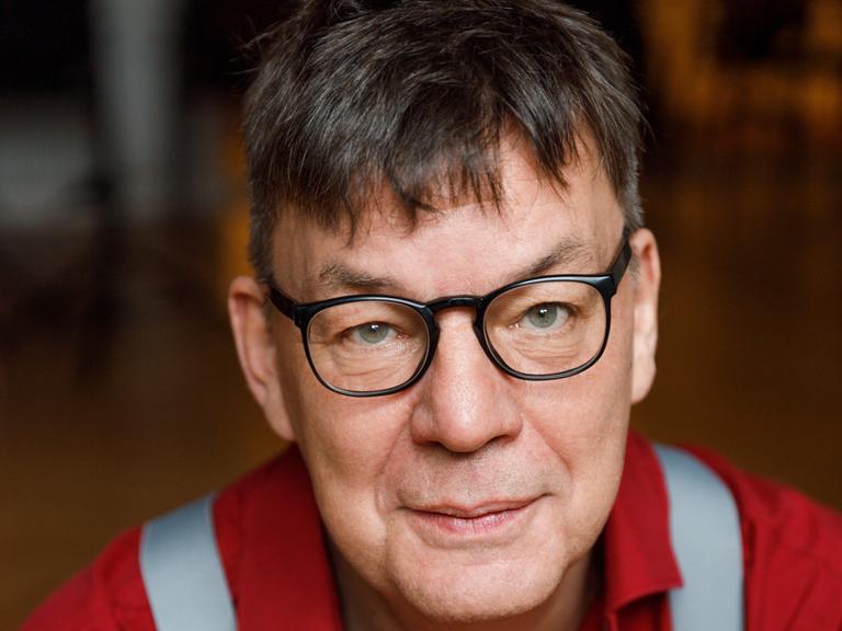 Jörg Heidemann trägt eine schwarze Brille und blickt direkt in die Kamera