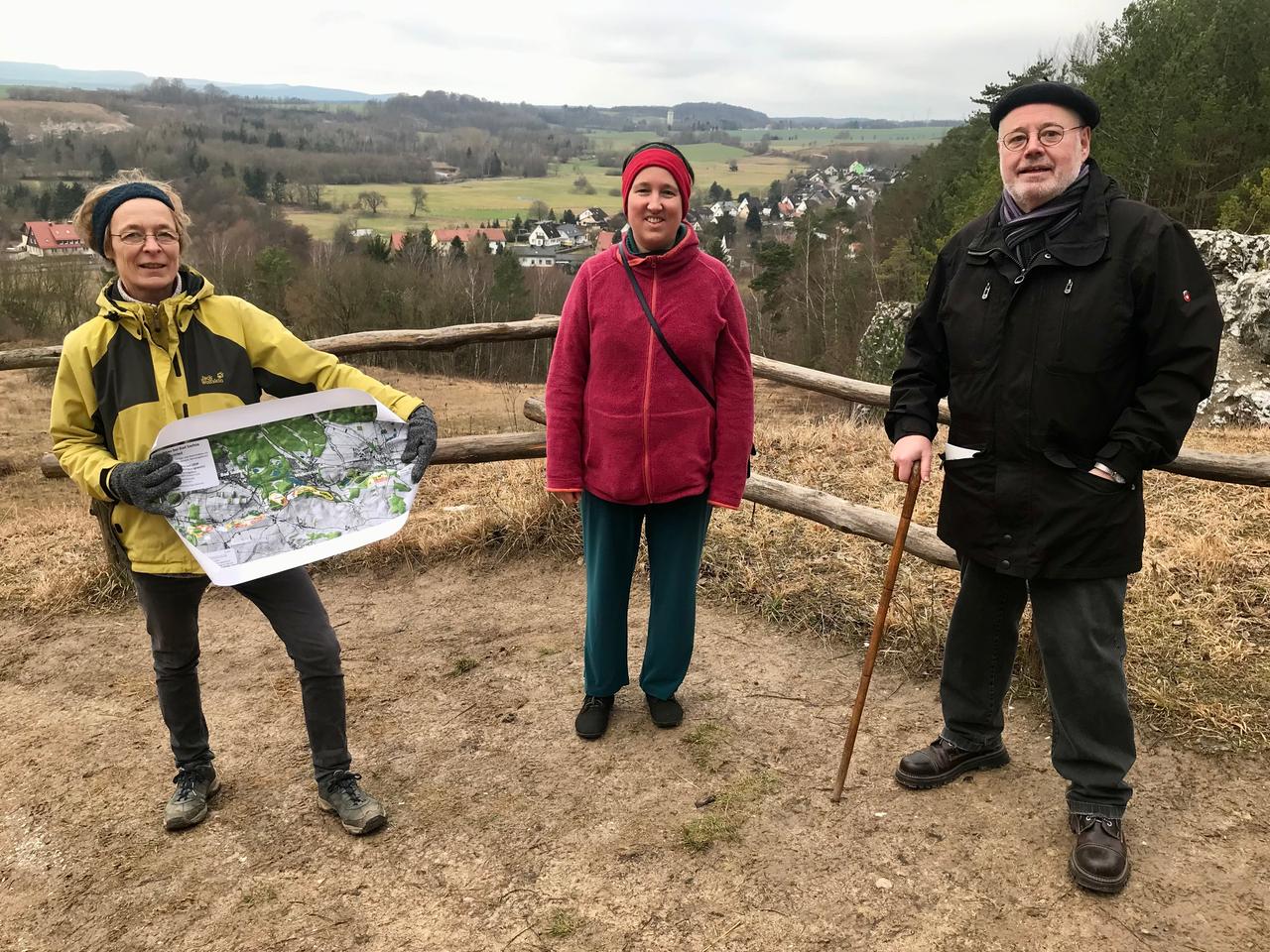 Ursula Schäfer (BUND), Ute Valetin (Bürgerinitiative gegen Gipsabbau in Walkenried) und Michael Reinbrod (Umweltschützer aus Walkenried) stehen nebeneinander in einer zerfurchten Landschaft. Schäfer hält eine Grafik in der Hand. Ursula Schäfer (BUND), Ute Valetin (Bürgerinitiative gegen Gipsabbau in Walkenried) und Michael Reinbrod (Umweltschützer aus Walkenried) stehen nebeneinander in einer zerfurchten Landschaft. Schäfer hält eine Grafik in der Hand.