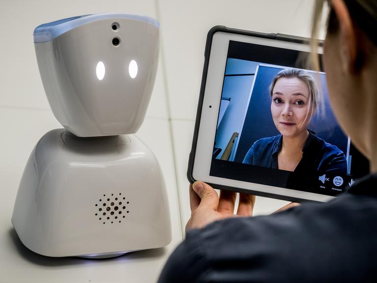 Die norwegische Entwicklerin Karen Dolva zeigt am 07.03.2018 ihren Roboter AV1 in Berlin. Dieser kleine Roboter nimmt mit Kamera und Mikrofon auf, was im Klassenraum passiert.
