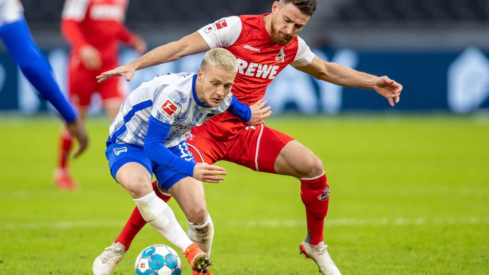 Berlin's Santiago Ascacibar (left) fights FC Cologne's Salih Özcan for the ball. Bundesliga – Cologne wins at Hertha BSC; Wolfsburg loses for the sixth time in a row