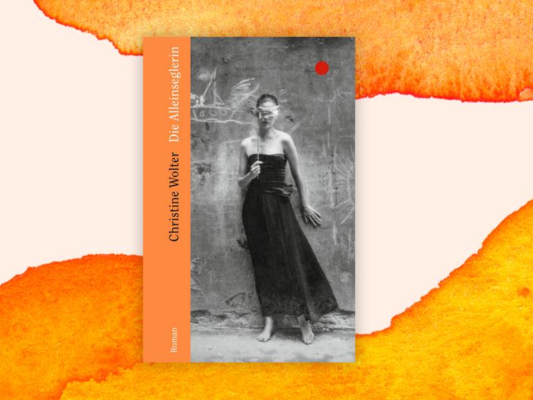 Das Cover vo "Die Alleinseglerin" zeigt eine Frau mit einem schwarzen, schulterfreiem Kleid, welche sich mit einer Maske das Gesicht bedeckt. 