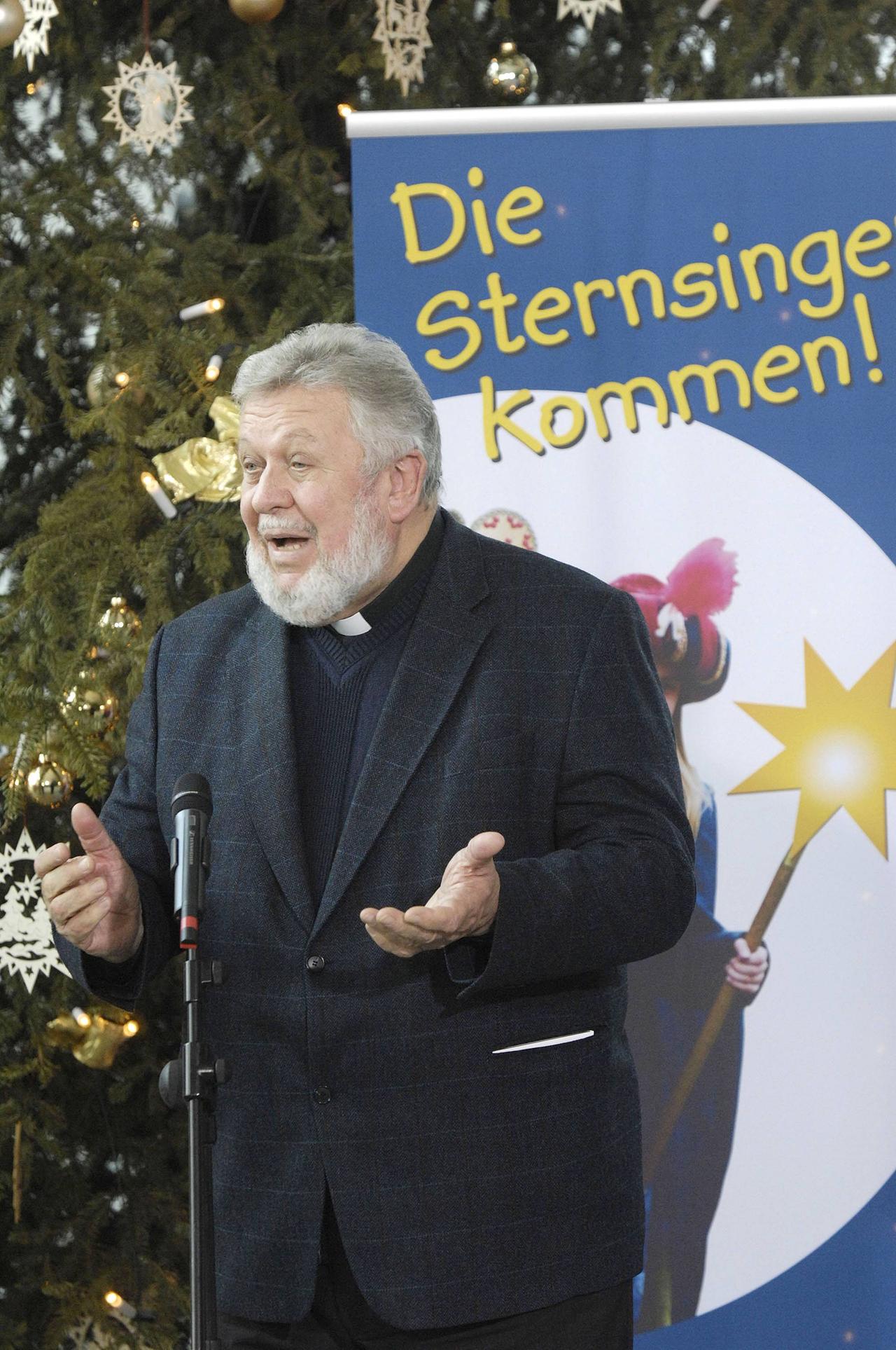 Photo number: 59885151 Date: 01.04.2008 Copyright: imago / epdWinfried Pilz, president of the Kindermissionswerk Die Sternsinger, speaks on Friday (01.04.08) at the reception of a delegation of carol singers with Chancellor Angela Merkel in the Chancellery.  The approximately 200 girls and boys between the ages of five and 18 have brought their blessings to the Federal Chancellery since 1984 and now to Merkel for the third time.  The national opening event of what is now the 50th Christmas carol campaign took place in Speyer on Wednesday.  (See epd notice dated 01.04.08) THE PRINTING OF THE EPD PHOTO IS PAID!  Sternsinger Guest with Chancellor Angela Merkel xas x0x 2008 High Europe Germany Berlin People Politics Chancellor Political Politicians Religions Christianity Catholic Church Roman Catholic Church 59885151 Date 04 01 2008 Copyright Imago epd Winfried Pilz President The Star Singer speaks on Friday 04 01 08 at a reception a Delegation of the Star Singer to Chancellor Angela Merkel in the Chancellery The approximately 200 girls and boys aged between five and 18 have transmitted their Blessing since 1984 to the Federal Chancellery and now for the third time the National Opening Ceremony at Merkel now 50 Singer Action star took place Wednesday in Speyer instead See epd Message of 04 01 08 the Imprint the epd Photos is Star Singer to Guest at Chancellor Angela Merkel x0x 2008 vertical Europe Germany Berlin People politics Federal Chancellor Politics Politicians Religions Christianity Catholic Church Roman Catholic Church  