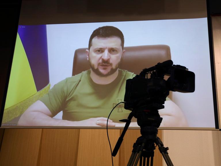 Der ukrainische Präsident Wolodymyr Selenskyj bei einer Rede im Fernsehen.