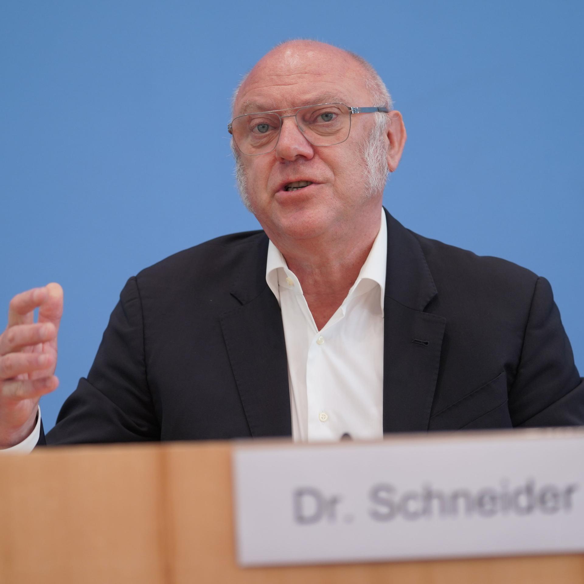 Ulrich Schneider, Hauptgeschäftsführer des Paritätischen Gesamtverbandes, bei einer Pressekonferenz